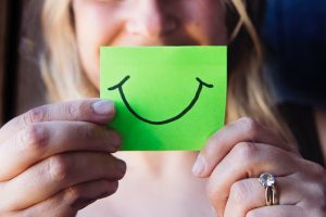 ¿Es bueno o no enjuagarse los dientes después cepillado?
